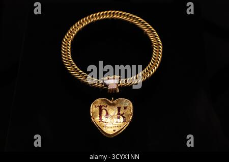 Der Tudor Heart, ein spektakulärer Goldanhänger, der 2019 von einem Metalldetektor in Warwickshire entdeckt wurde, wurde im British Museum ausgestellt, als sie eine große Spendenaktion starteten, um ihn dauerhaft für die Nation zu gewinnen. Stockfoto