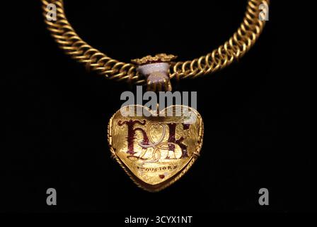 Der Tudor Heart, ein spektakulärer Goldanhänger, der 2019 von einem Metalldetektor in Warwickshire entdeckt wurde, wurde im British Museum ausgestellt, als sie eine große Spendenaktion starteten, um ihn dauerhaft für die Nation zu gewinnen. Stockfoto