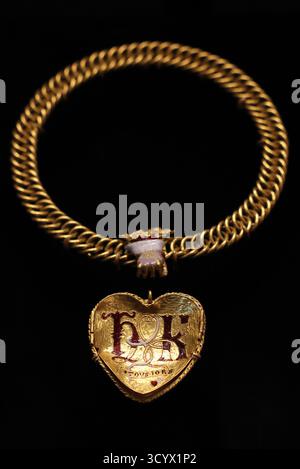 Der Tudor Heart, ein spektakulärer Goldanhänger, der 2019 von einem Metalldetektor in Warwickshire entdeckt wurde, wurde im British Museum ausgestellt, als sie eine große Spendenaktion starteten, um ihn dauerhaft für die Nation zu gewinnen. Stockfoto