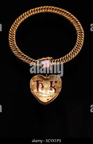 Der Tudor Heart, ein spektakulärer Goldanhänger, der 2019 von einem Metalldetektor in Warwickshire entdeckt wurde, wurde im British Museum ausgestellt, als sie eine große Spendenaktion starteten, um ihn dauerhaft für die Nation zu gewinnen. Stockfoto