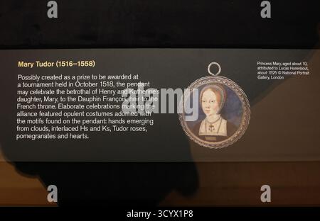 Der Tudor Heart, ein spektakulärer Goldanhänger, der 2019 von einem Metalldetektor in Warwickshire entdeckt wurde, wurde im British Museum ausgestellt, als sie eine große Spendenaktion starteten, um ihn dauerhaft für die Nation zu gewinnen. Stockfoto