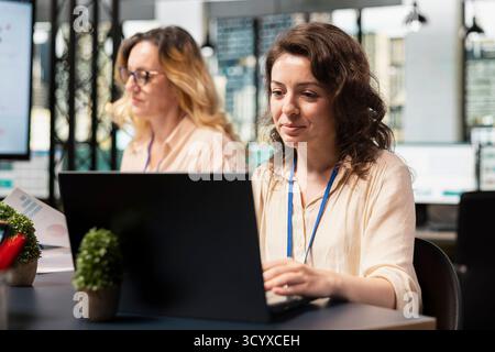 Unternehmerin arbeitet in Vorstandssitzungen und löst Aufgaben. Während einer Besprechung mit ihrem Team taucht sie in das Schreiben von Berichten ein. Mithilfe von Indikatoren ein erfolgreiches Projekt planen. Stockfoto