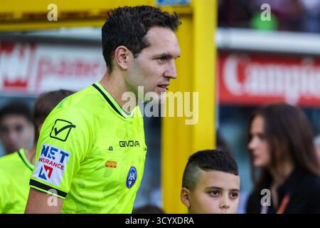 Schiedsrichter Matteo Marcenaro war 2024/25 beim Fußballspiel der Serie A zwischen dem FC Turin und dem SSC Napoli im Olimpico Grande Torino Stadion in Turin zu sehen Stockfoto