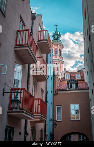 Eine bezaubernde Kopfsteinpflasterstraße, gesäumt von bunten Gebäuden. Stockfoto