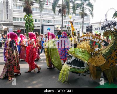 Teilnehmer der Kulturparade beim Asia Africa Festival 2025 am 18. Oktober 2025 in Bandung, West-Java, Indonesien mit einem Wagen aus Purwakarta Stockfoto