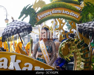 Teilnehmer der Kulturparade beim Asia Africa Festival 2025 am 18. Oktober 2025 in Bandung, West-Java, Indonesien mit einem Wagen aus Purwakarta Stockfoto