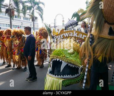 Teilnehmer der Kulturparade beim Asia Africa Festival 2025 am 18. Oktober 2025 in Bandung, West-Java, Indonesien mit einem Wagen aus Purwakarta Stockfoto