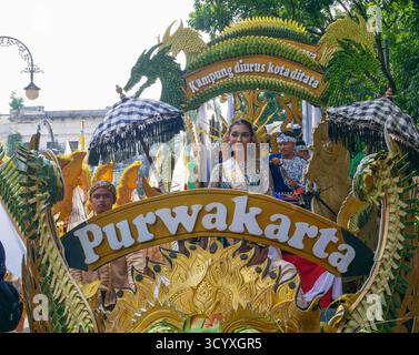 Teilnehmer der Kulturparade beim Asia Africa Festival 2025 am 18. Oktober 2025 in Bandung, West-Java, Indonesien mit einem Wagen aus Purwakarta Stockfoto