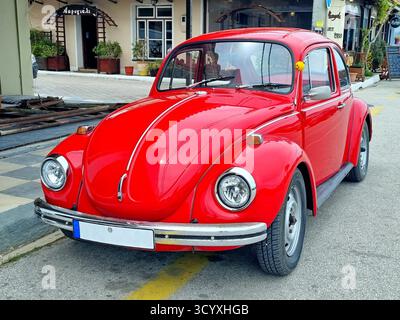 Ein klassischer roter Volkswagen Käfer parkt in der Lixouri Street auf der Insel Kefalonia Griechenland Stockfoto