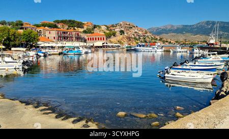 Malerische Aussicht auf den wunderschönen Hafen von Molyvos mit verankerten Booten und farbenfrohen Küstendorf auf der Insel Lesbos, Griechenland Stockfoto