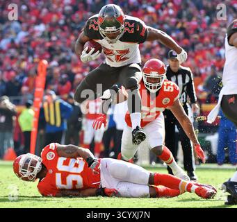 Kansas City, USA. November 2016. Doug Martin springt im zweiten Quartal am Sonntag, den 20. November 2016, im Arrowhead Stadium in Kansas City, Missouri über die Kansas City Chiefs in Linebacker Derrick Johnson. (Foto: John Sleezer/The Kansas City Star/TNS/SIPA USA) Credit: SIPA USA/Alamy Live News Stockfoto