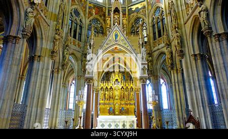 Blick auf den berühmten Antwerpener Altar im Inneren der Votivkirche in Wien, Österreich Stockfoto