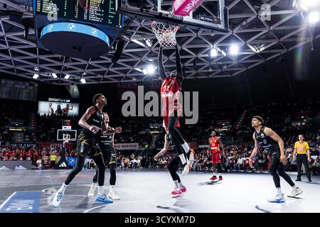 Wenyen Gabriel (FC Bayern M?nchen, 32) dunkt BBL Pokal, FC Bayern M?nchen - Basketball L?wen Braunschweig; M?nchen, BMW Park am 20.10.2025 Stockfoto