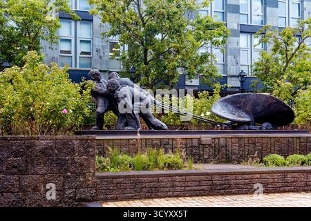 GREENOCK, SCHOTTLAND – 19. August 2024: Monument to Shift Builders Pulling a Propeller ehrt Greenock’ reiches maritimes und industrielles Erbe, das in Clyd verwurzelt ist Stockfoto