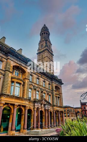 GREENOCK, SCHOTTLAND – 19. August 2024: Der Victoria Tower dominiert Greenock’s Municipal Building, eine kunstvolle Bürgerstruktur aus dem 19. Jahrhundert, die die Stadt symbolisiert Stockfoto