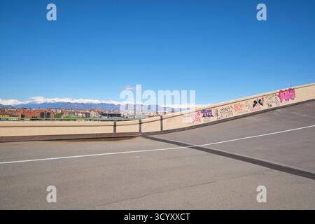 Kunstgraffiti auf Teststrecke. Im Museum für moderne Kunst der Pinacoteca Giovanni und Marella Agnelli im alten Fiat-Hauptquartier in Turin, Turin, Italien. Stockfoto