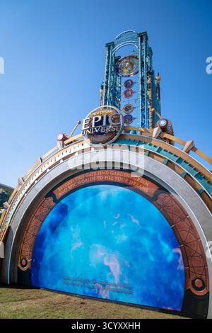 Eingangsportal zum Freizeitpark Epic Universe von Universal unter einem klaren blauen Himmel mit den bunten sich drehenden Planeten und dem digitalen Bogengang Stockfoto