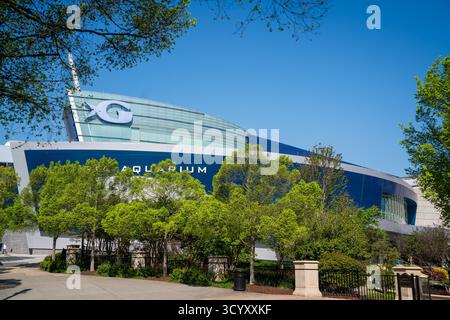 Das Äußere des Georgia Aquariums erstrahlt unter einem klaren blauen Himmel, umgeben von grünen Bäumen in der Nähe des Pemberton Place in der Innenstadt von Atlanta Stockfoto