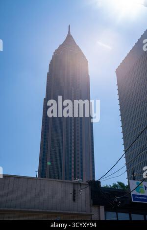 Die Bank of America Plaza, Atlantas höchster Wolkenkratzer und das höchste Gebäude in Georgia, erhebt sich vor einem hellblauen Himmel mit Leuchtgläsern Stockfoto