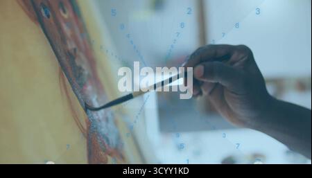 Auftragen von Farbe mit dem Pinsel von der Hand des Künstlers auf Leinwand im Studio, digitale Rasterüberlagerung, Kopierraum Stockfoto