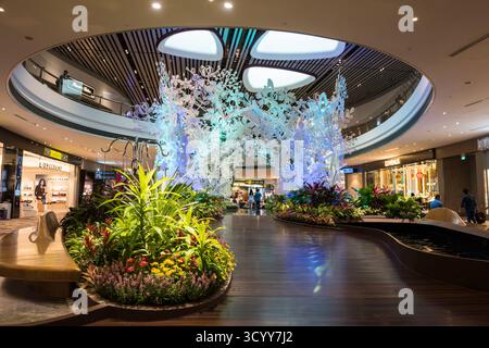 Singapur - 22. Oktober 2018: Steel in Bloom ist eine Kunstinstallation und ein Innengarten im Terminal 4 am Flughafen Changi. Stockfoto