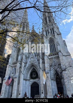 Weihnachtsstimmung in der St. Patrick's Cathedral, New York City, USA. Stockfoto