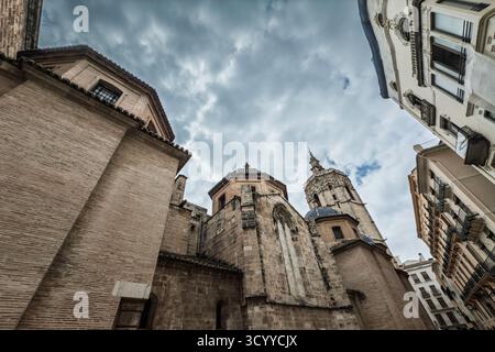 Panorama auf die Kathedrale von Valencia und den Glockenturm El Micalet - Miguelete im historischen Zentrum von Valencia, Spanien, mit gotischen Steinmetzwerken und Fliesen Stockfoto