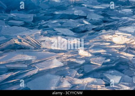 Endloses Buckelfeld am gefrorenen Baikalsee. Haufen schneebedeckter Trümmer aus blauem Eis am frostigen Tag Stockfoto