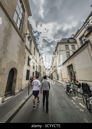 PARIS, FRANKREICH - 27. JUNI 2025: Rue Vieille du Temple im Marais, Paris, mit Fußgängern. Le marais ist ein touristisches Viertel der alten Pari Stockfoto