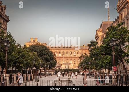 PARIS, FRANKREICH - 22. JUNI 2025: Blick auf das Palais de Justice de Paris auf der Ile de la Cite. Das monumentale Gericht und Sitz der wichtigsten französischen Cour Stockfoto