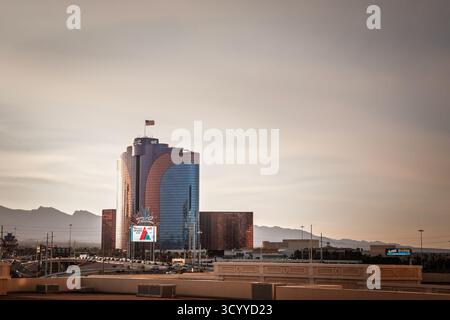 LAS VEGAS - 24. AUGUST 2024: Weitem Blick auf das Rio Hotel and Casino mit seinen geschwungenen blauen und roten Glastürmen. Rio Las vegas ist brasilien Stockfoto