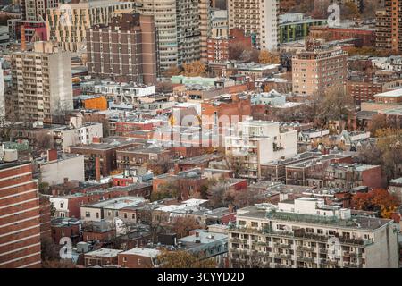 Blick aus der Vogelperspektive über Montreal mit Blick auf den Rand des Le Plateau Mont Royal, mit dichten Blöcken aus roten Backsteingebäuden, die die neig hervorheben Stockfoto
