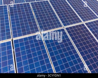 Drohnenansicht eines großen Solar Farm Arrays in Zebulon, North Carolina (NC), mit Blick auf die Infrastruktur für erneuerbare Energien. Stockfoto