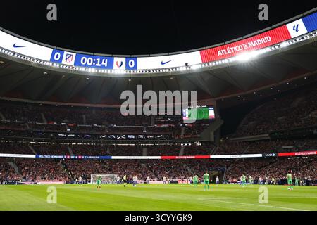 Madrid, Spanien. Oktober 2025. Allgemeine Ansicht Fußball/Fußball : die Spieler protestieren gegen Ligaspiele, die außerhalb des Landes während des spanischen Spiels "LaLiga EA Sports" zwischen Club Atletico de Madrid - CA Osasuna im Estadio Riyahd Air Metropolitano in Madrid, Spanien stattfinden. Quelle: Mutsu Kawamori/AFLO/Alamy Live News Stockfoto