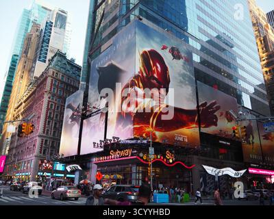 Times Square in New York City mit der Flash-Werbetafel und beleuchteten Gebäuden in der Abenddämmerung Stockfoto