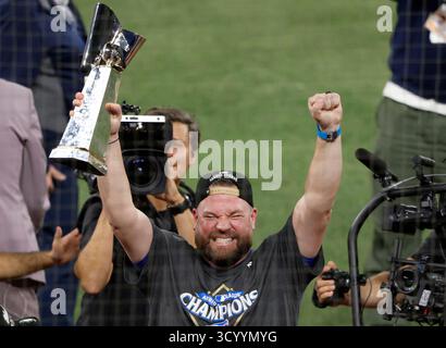 Toronto, Kanada. Oktober 2025. John Schneider, Trainer der Toronto Blue Jays, gewinnt die Trophäe, nachdem die Blue Jays die Seattle Mariners 4-3 besiegten und am Montag, den 20. Oktober 2025 die MLB American League Championship Series im Rogers Centre in Toronto, Kanada, gewonnen hatten. Die Blue Jays gewannen die Best-of-Seven-Serie 4-3 und erreichten die World Series gegen die Los Angeles Dodgers. Foto: John Angelillo/UPI Credit: UPI/Alamy Live News Stockfoto
