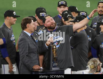 Toronto, Kanada. Oktober 2025. John Schneider, Manager der Toronto Blue Jays, gab ein Interview, nachdem die Blue Jays die Seattle Mariners 4-3 besiegten und am Montag, den 20. Oktober 2025 die MLB American League Championship Series im Rogers Centre in Toronto, Kanada, gewonnen hatten. Die Blue Jays gewannen die Best-of-Seven-Serie 4-3 und erreichten die World Series gegen die Los Angeles Dodgers. Foto: John Angelillo/UPI Credit: UPI/Alamy Live News Stockfoto