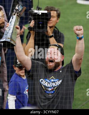 Toronto, Kanada. Oktober 2025. John Schneider, Trainer der Toronto Blue Jays, gewinnt die Trophäe, nachdem die Blue Jays die Seattle Mariners 4-3 besiegten und am Montag, den 20. Oktober 2025 die MLB American League Championship Series im Rogers Centre in Toronto, Kanada, gewonnen hatten. Die Blue Jays gewannen die Best-of-Seven-Serie 4-3 und erreichten die World Series gegen die Los Angeles Dodgers. Foto: John Angelillo/UPI Credit: UPI/Alamy Live News Stockfoto