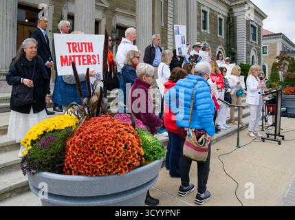 Mineola, New York, USA, 20. Oktober 2025. Nassau Residents for Good Government (NRGG), eine überparteiliche Gruppe, die von JODY KASS FINKEL gegründet wurde und auf dem Podium spricht, hält eine Kundgebung ab, um zu fordern, dass der Verwaltungsrat des Nassau County Bruce Blakeman auf seinem Rekord antritt, und nicht auf Lügen und Verzerrungen über seinen Gegner Seth Koslow, der Frauen missachtet. Die Kundgebung fand vor dem Theodore Roosevelt Executive and Legislative Building statt. Ann E Parry/Alamy Live News Stockfoto