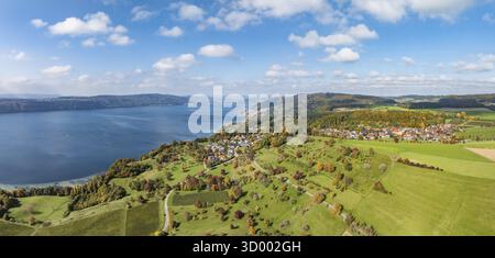 Luftaufnahme, Panorama des Bodensees, Ueberlinger See, umgeben von Herbstvegetation mit dem Dorf Hoedingen, am Horizont die Bodenseege Stockfoto