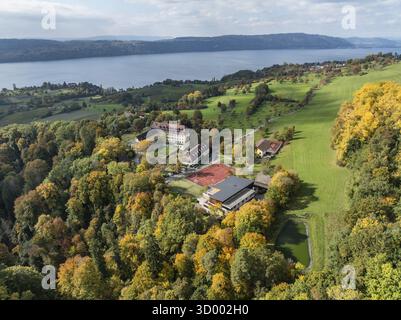 Aus der Vogelperspektive auf den Bodensee, Ueberlinger See, umgeben von Herbstvegetation mit Schloss Spetzgart, Salem International College, Bodanrueck auf dem Stockfoto