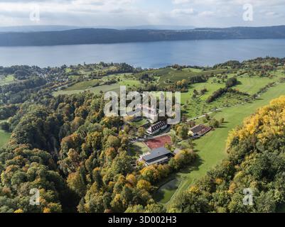 Aus der Vogelperspektive, Panorama des Bodensees, Ueberlinger See, umgeben von Herbstvegetation mit Schloss Spetzgart, Salem International College, Bodanrue Stockfoto