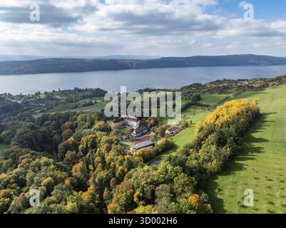 Aus der Vogelperspektive auf den Bodensee, Ueberlinger See, umgeben von Herbstvegetation mit Schloss Spetzgart, Salem International College, Bodanrueck auf dem Stockfoto