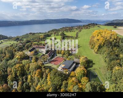 Aus der Vogelperspektive auf den Bodensee, Ueberlinger See, umgeben von Herbstvegetation mit Schloss Spetzgart, Salem International College, Bodanrueck auf dem Stockfoto