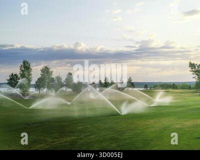 Bewässerungssprinkler auf dem Golfplatz Stockfoto