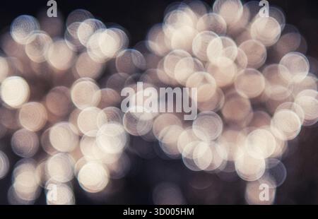 Das Bild ist ein verschwommenes Feuerwerk am Himmel. Das Feuerwerk ist im gesamten Bild verstreut, wobei einige näher am Zentrum und andere weiter entfernt sind Stockfoto