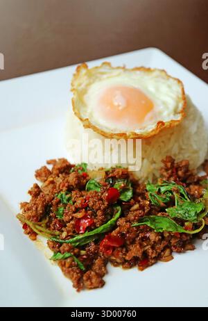 Berühmtes thailändisches Gericht mit gebratenem Rindfleisch und Heiligem Basilikum mit Reis, genannt Kao Pad Kaprao Neua Stockfoto