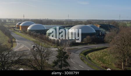 Fermenter einer Biogasanlage, in der die Biomasse zu Biogas fermentiert wird Fermenter einer Biogasanlage, in der die Biomasse zu Biogas fermentiert wird Stockfoto