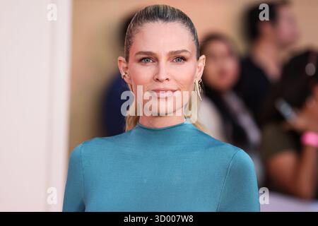 HOLLYWOOD, LOS ANGELES, KALIFORNIEN, USA - 16. OKTOBER: Sara Foster kommt zur Los Angeles Premiere von Netflix 'Nobody Wants This' Staffel 2, die am 16. Oktober 2025 im Egyptian Theatre Hollywood in Hollywood, Los Angeles, Kalifornien, USA stattfindet. (Foto: Xavier Collin/Image Press Agency) Stockfoto
