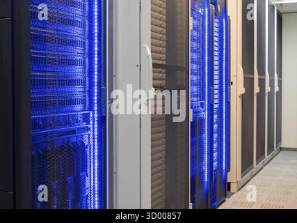 Server-Racks mit eingebauten Servern in einem Rechenzentrum Server-Racks mit eingebauten Servern in einem Rechenzentrum Stockfoto